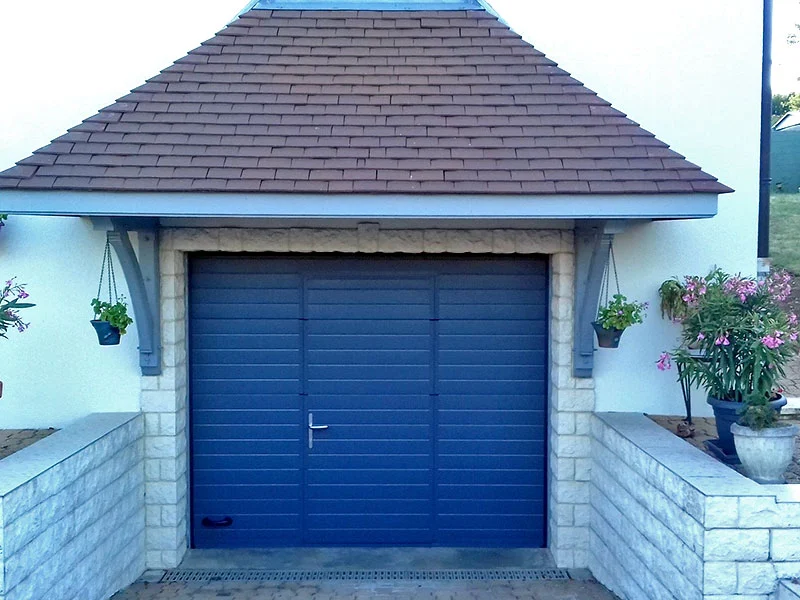 Maison contemporaine avec grand garage noir