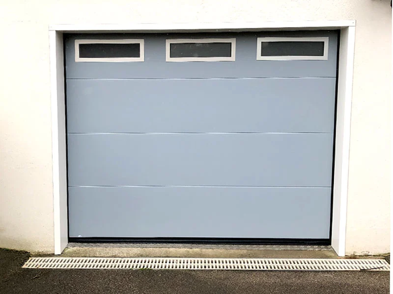 Porte de garage gris clair moderne
