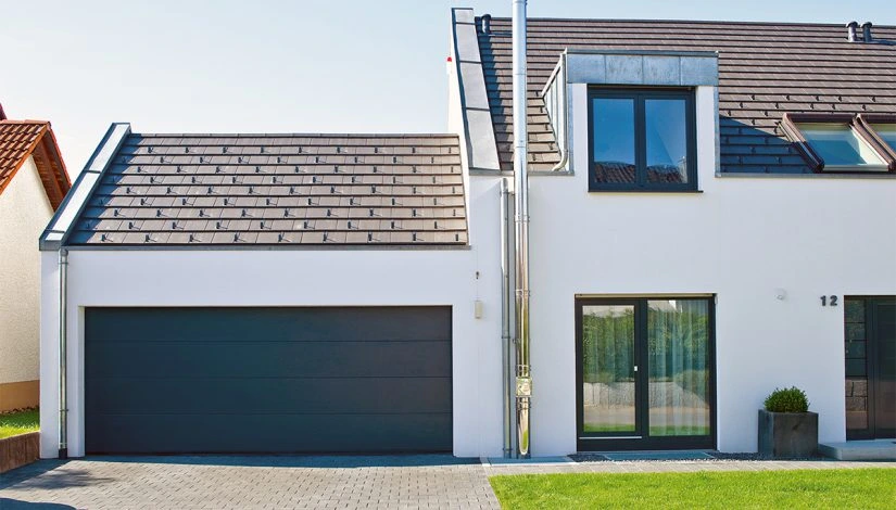 Maison avec porte garage sectionnelle moderne à Semur