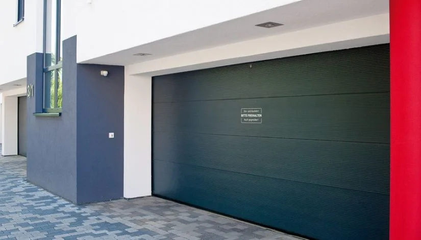 Porte de garage moderne noire à Vitteaux