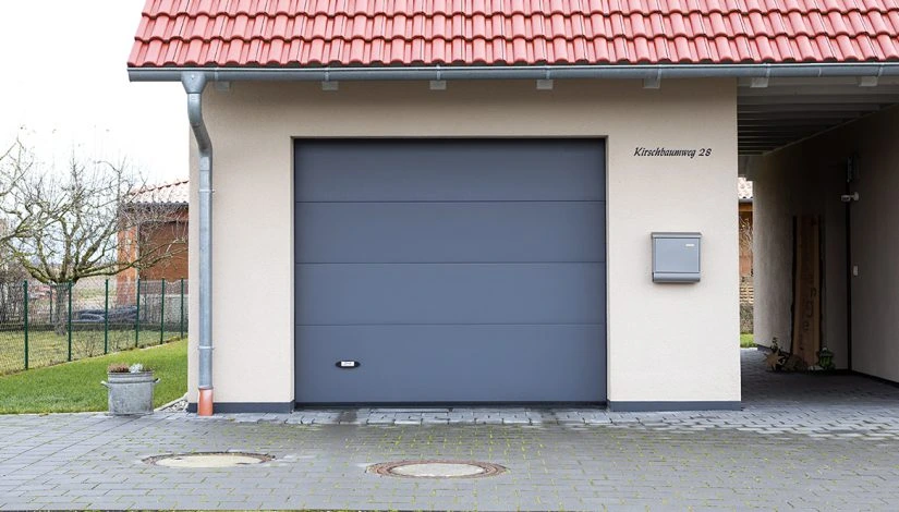 Porte de garage sectionnelle motorisée grise à Montbard