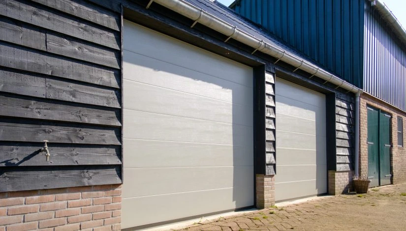 Maison avec porte de garage sectionnelle blanche